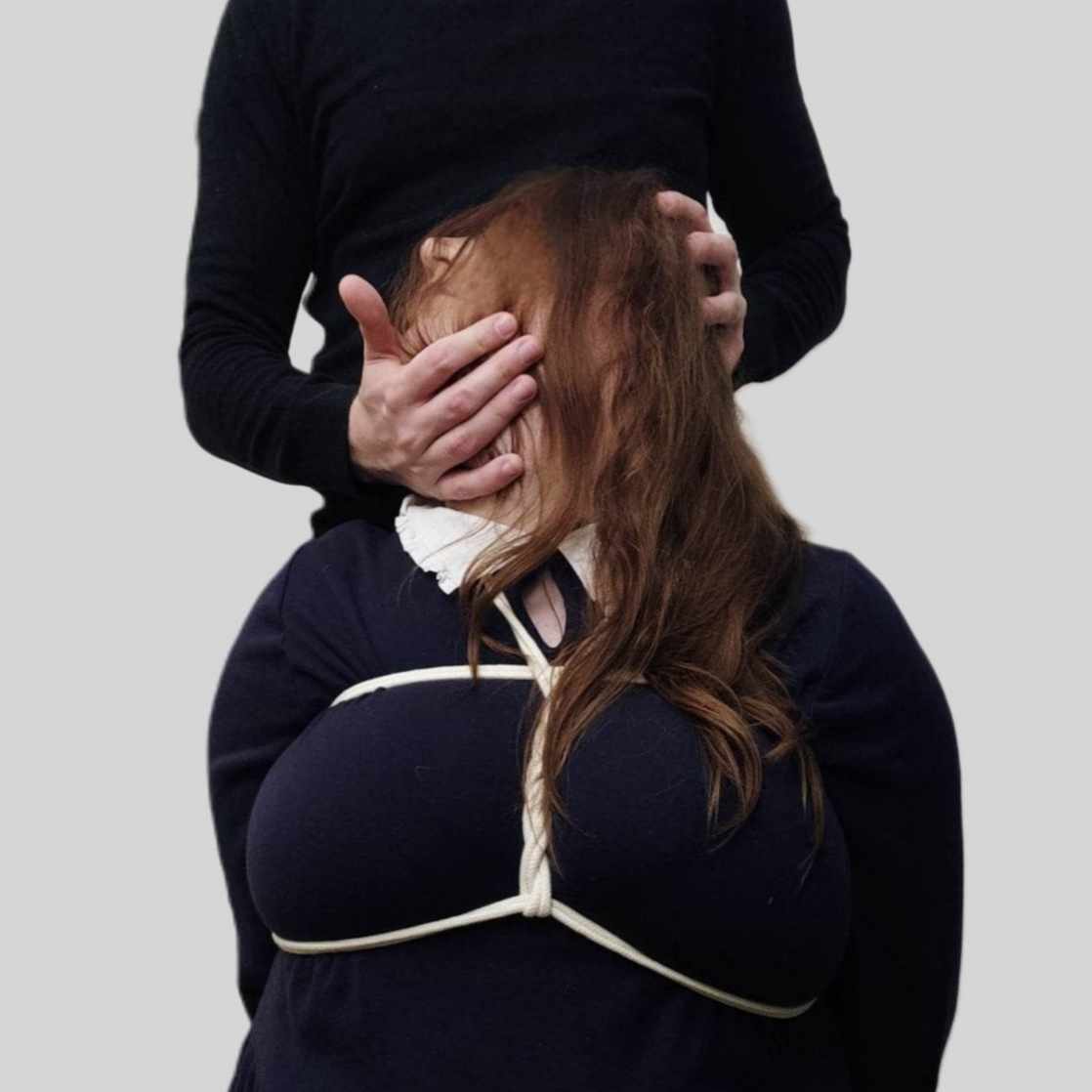 Błąd w pracy = zerżnięcie przez szefa i jego sperma na mojej twarzy